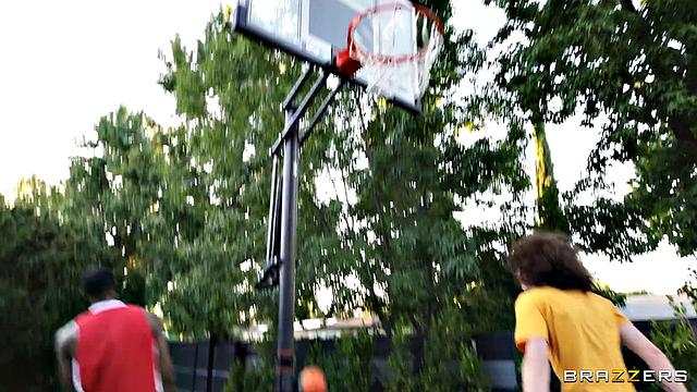 трое под кольцом: когда подруга предпочитает чужую подачу