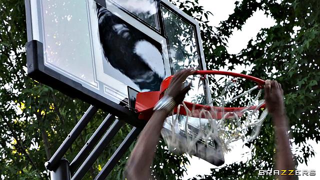 трое под кольцом: когда подруга предпочитает чужую подачу