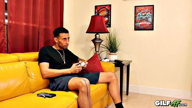 Миссис Морган Шипли показывает, как правильно мотивировать мужчин в спальне с иронией возраста.