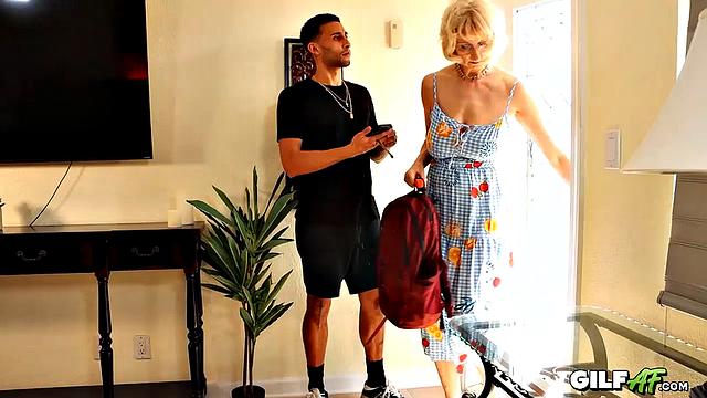 Миссис Морган Шипли показывает, как правильно мотивировать мужчин в спальне с иронией возраста.