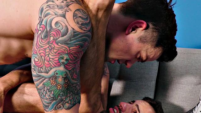 татуированный парень трахается в попу без резинки и балуется с ногами