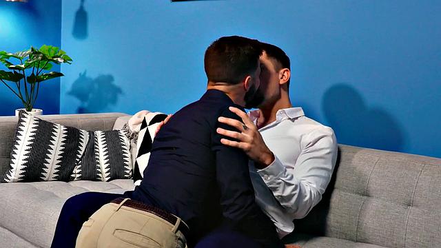 татуированный парень трахается в попу без резинки и балуется с ногами