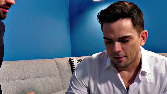 татуированный парень трахается в попу без резинки и балуется с ногами