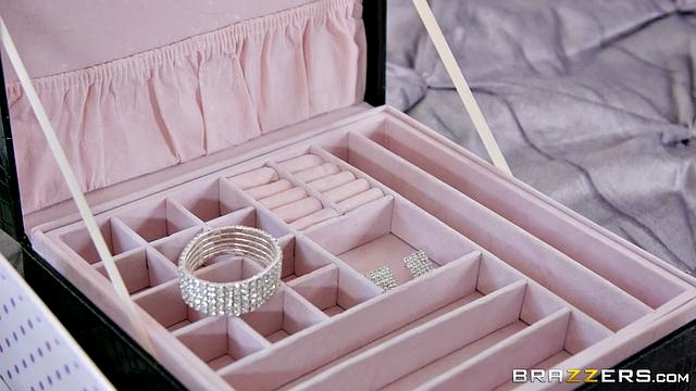 Мэдисон Айви трахается с боссом, пока жена не видит