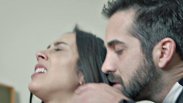 Брюнетка решила освоить анал прямо перед свадьбой с батюшкой