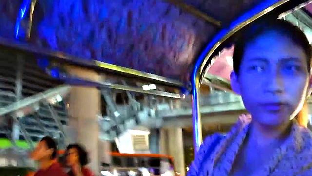 татуированная тайка с жёсткими сосками обслуживает белого гостя страстно