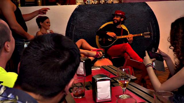 блондинка отсасывает по-жёсткому в публичной тройке под взглядами