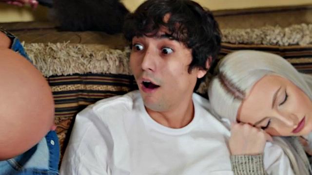 пышная горничная подставляет киску для жёсткого траха с низкорослым мужиком