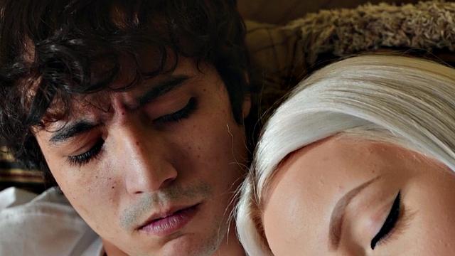 пышная горничная подставляет киску для жёсткого траха с низкорослым мужиком