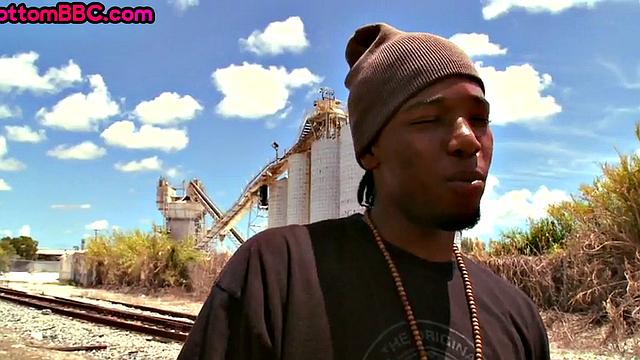 черный мачо жестко трахает белого пассива в фургоне на природе