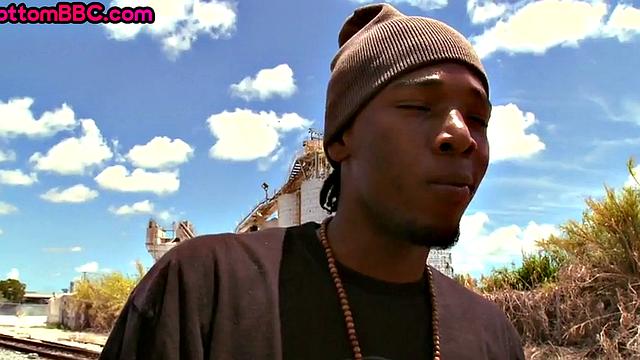 черный мачо жестко трахает белого пассива в фургоне на природе