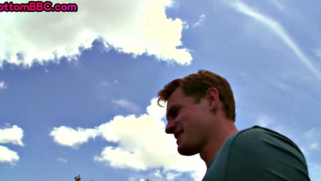 черный мачо жестко трахает белого пассива в фургоне на природе