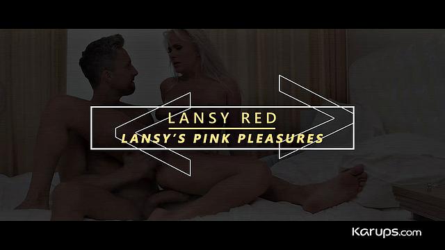 зрелая рыжая мастурбирует с игрушками на диване