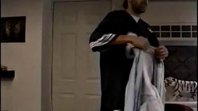 Энрике с жаром трахает Винни и кончает ему в рот