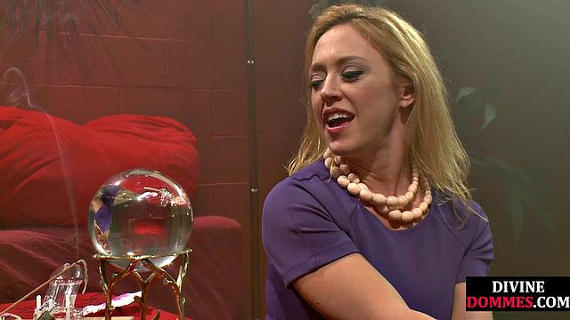 Зрелая с большой грудью трахается со страпончиком, любовник наблюдает и подзадоривает сзади.