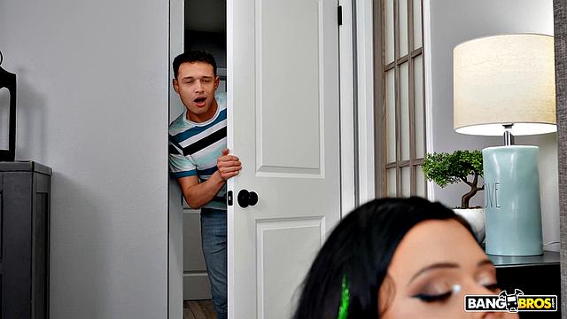 милфа Карен сдерживает доступ к киске, но дает жестко в анал