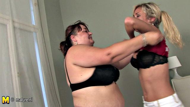 Пышная мамка трахается с горячей молодой девчонкой