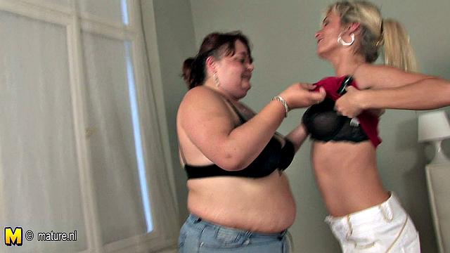 Пышная мамка трахается с горячей молодой девчонкой