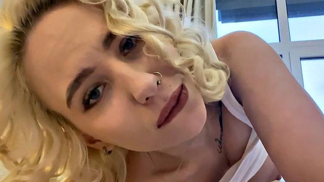 Tattooed amateur babe 3some fucked in FFM sex at home