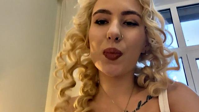 Tattooed amateur babe 3some fucked in FFM sex at home