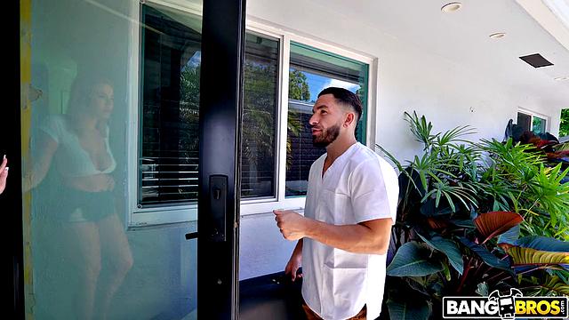 Blake Blossom раздевается для горячего массажа и дико трахается с почтальоном Peter Green - сперма на лице и пизде после глубокого минета и позиций на кровати.