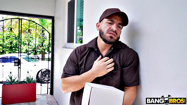 Blake Blossom раздевается для горячего массажа и дико трахается с почтальоном Peter Green - сперма на лице и пизде после глубокого минета и позиций на кровати.