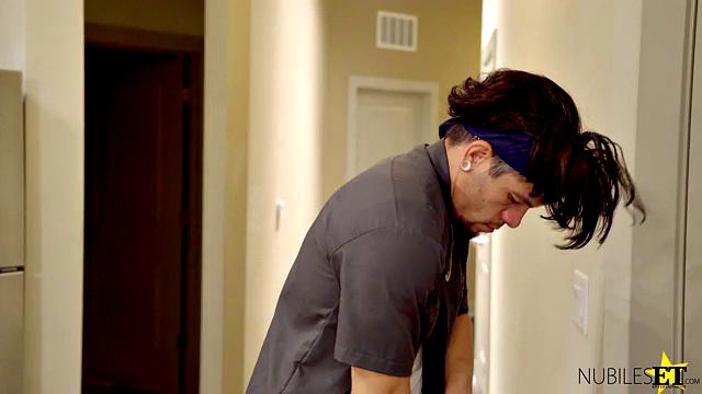 блондинка хлоя черри трахается с боссом ради свободы