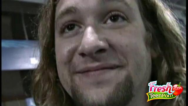 Смотри, как Лола Бэнкс показывает сиськи за деньги и трахается с двумя парнями