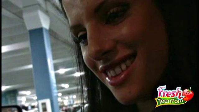 Смотри, как Лола Бэнкс показывает сиськи за деньги и трахается с двумя парнями