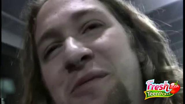 Смотри, как Лола Бэнкс показывает сиськи за деньги и трахается с двумя парнями