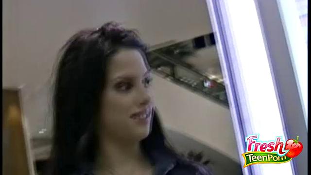 Смотри, как Лола Бэнкс показывает сиськи за деньги и трахается с двумя парнями