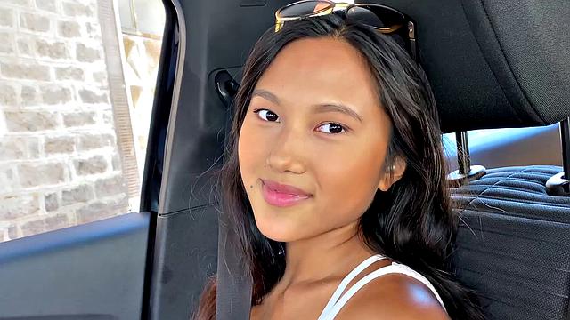 Мэй сбросила платье и устроила жару на кровати