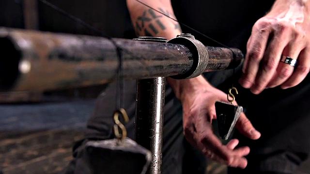 Шлюшка хихикает, пока госпожа не достала прищепки и пальцы