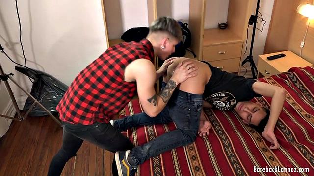 Андреас жадно сосет член Алехо, а потом получает глубокий минет и мощный трах