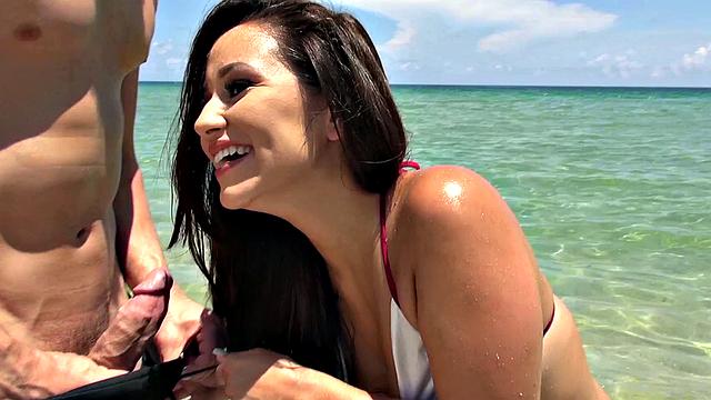 горячая латинка с маслом страстно трахается на кровати