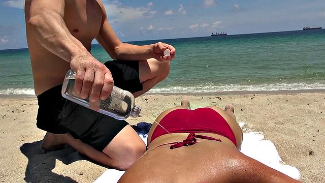 горячая латинка с маслом страстно трахается на кровати