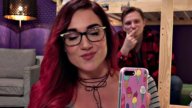 Европейка в очках разрывает соседа по комнате в двух позах без остановки