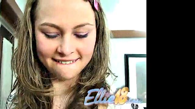 Ellie и её страстная подруга жёстко дрочат друг другу пальцами