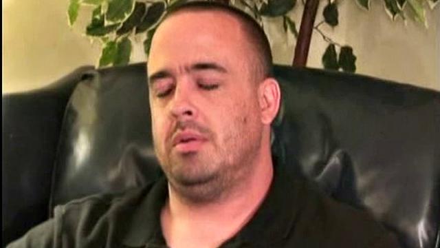 дэвид дрочит мощный член и кончает густо