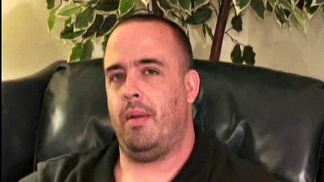 дэвид дрочит мощный член и кончает густо