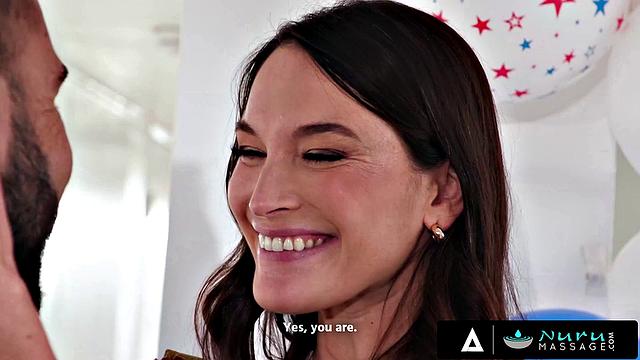 Катринa Колт встречает мужа масляным nuru массажем и жарким сексом после долгой разлуки.