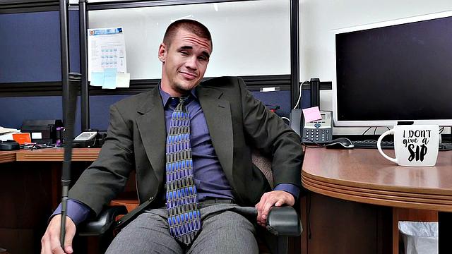 Татуированный босс трахает волосатого парня в офисном тройничке