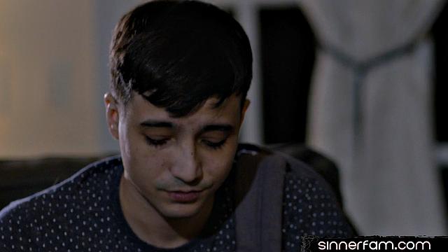 Страстная милашка с большими сиськами сосёт и получает глубокий фистинг от молодого любовника.