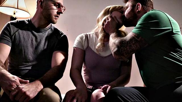 Бисексуальная тройка жестко трахается с аналом и глубоким горлом