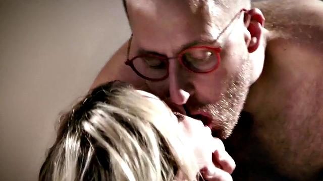 Bisexuals enjoy fucking hard in threesome