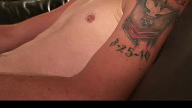 Престон дрочит с огоньком и заливает всё вокруг