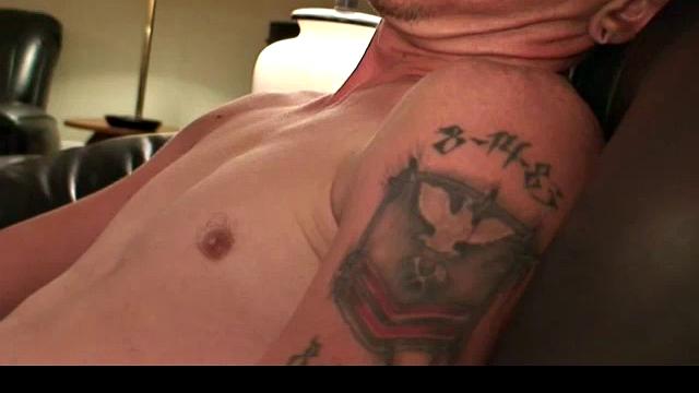 Престон дрочит с огоньком и заливает всё вокруг