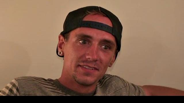 Престон дрочит с огоньком и заливает всё вокруг