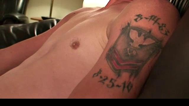 Престон дрочит с огоньком и заливает всё вокруг