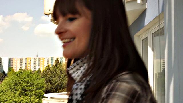 страстная трах на балконе с очаровательной красоткой в очках